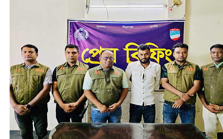 যশোরে দুই ডজন মামলার আসামী শীর্ষ সন্ত্রাসী ডলার গ্রেফতার